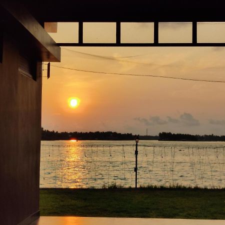 Wind &Waves Apartment Kollam Luaran gambar