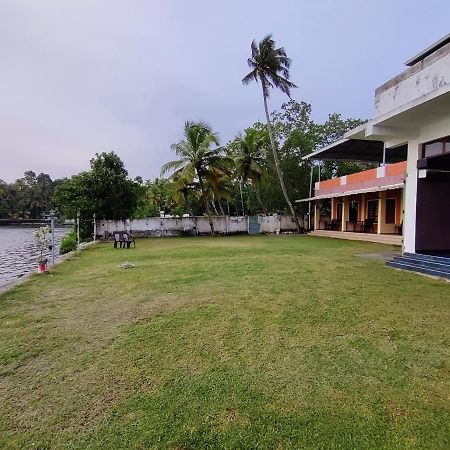 Wind &Waves Apartment Kollam Luaran gambar