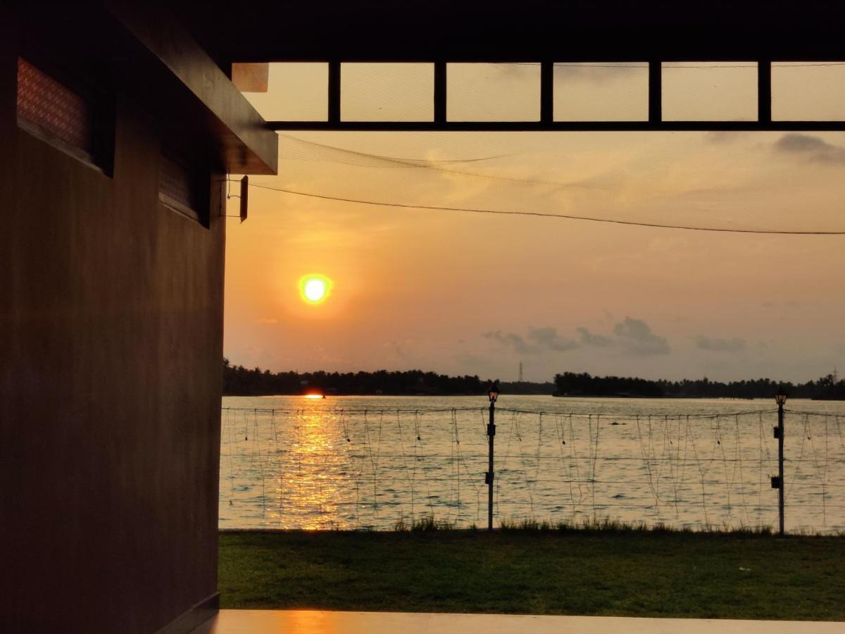 Wind &Waves Apartment Kollam Luaran gambar