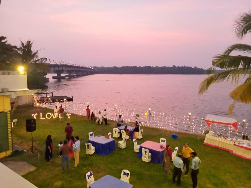Wind &Waves Apartment Kollam Luaran gambar