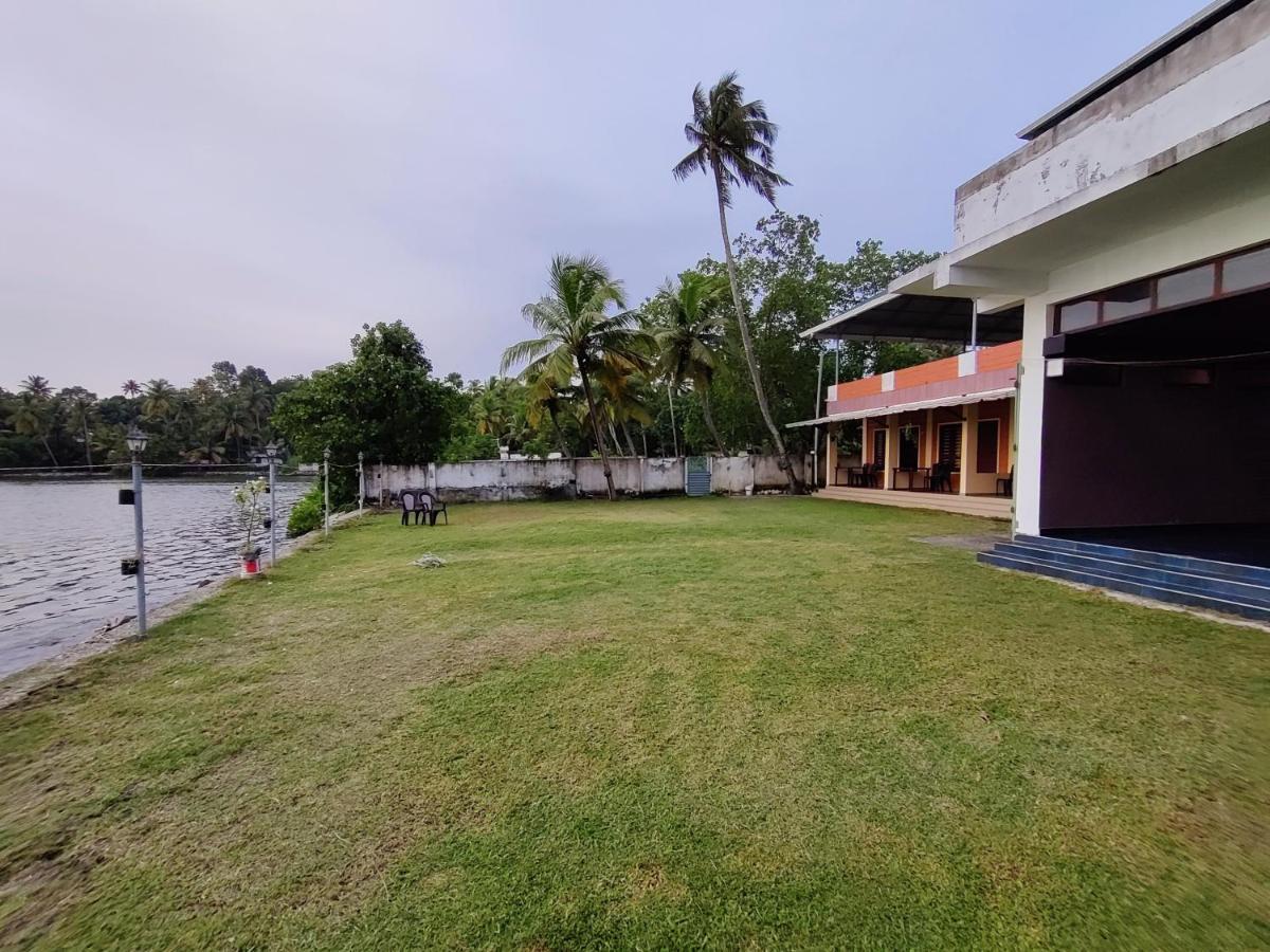 Wind &Waves Apartment Kollam Luaran gambar