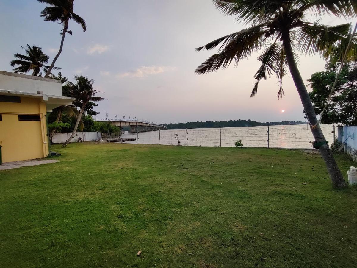 Wind &Waves Apartment Kollam Luaran gambar