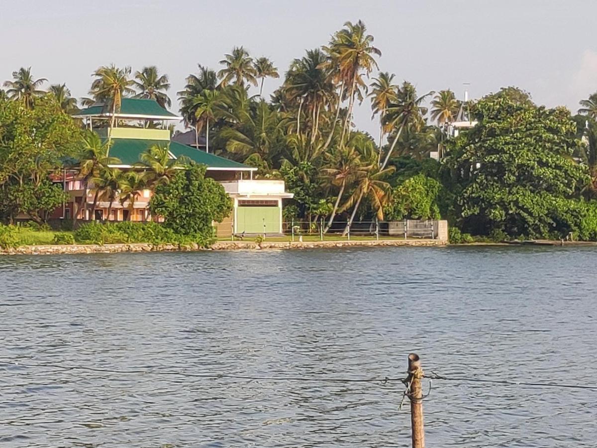 Wind &Waves Apartment Kollam Luaran gambar