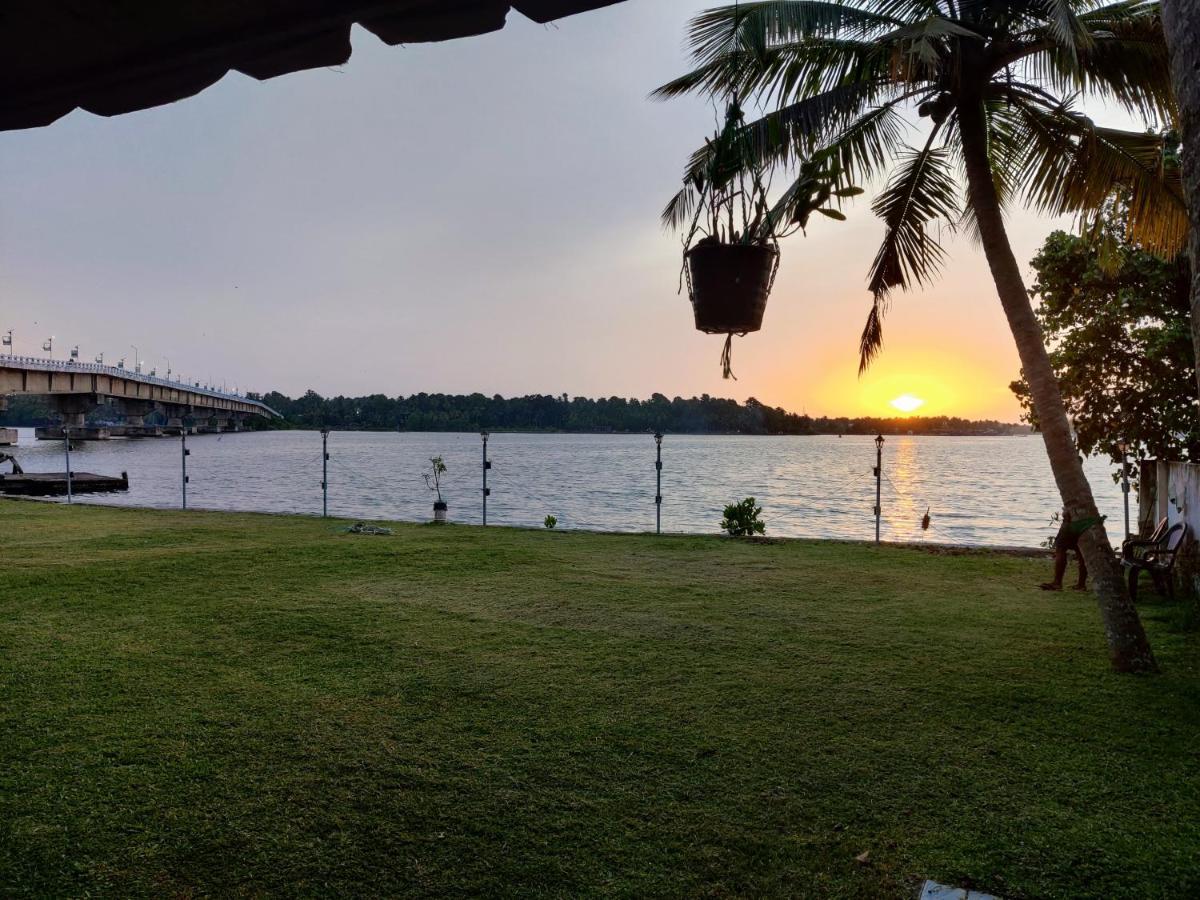 Wind &Waves Apartment Kollam Luaran gambar