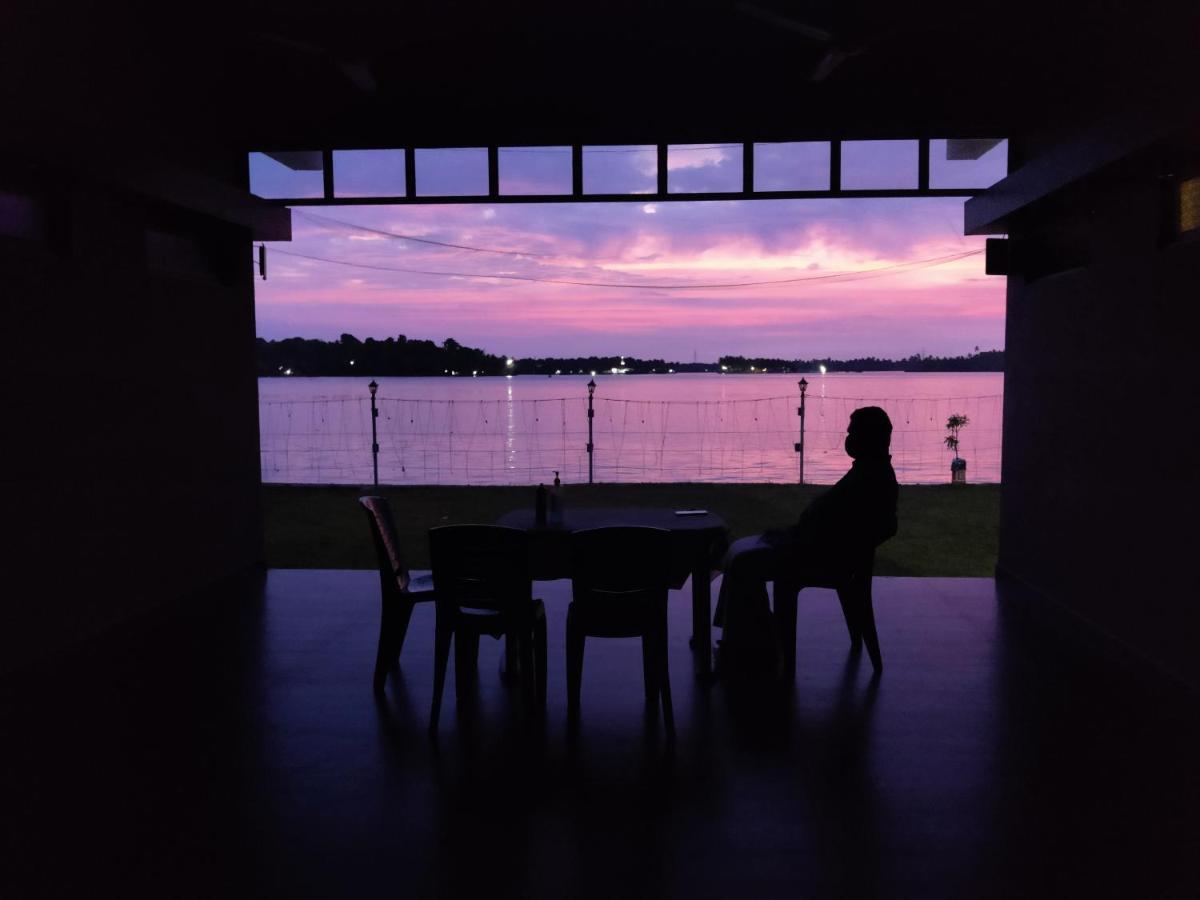Wind &Waves Apartment Kollam Luaran gambar